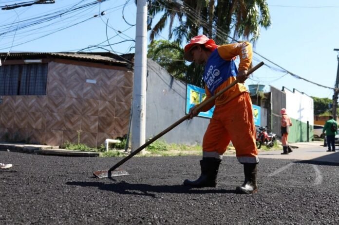 Prefeitura de Manaus intensifica obras de asfalto e melhora mobilidade no bairro Flores