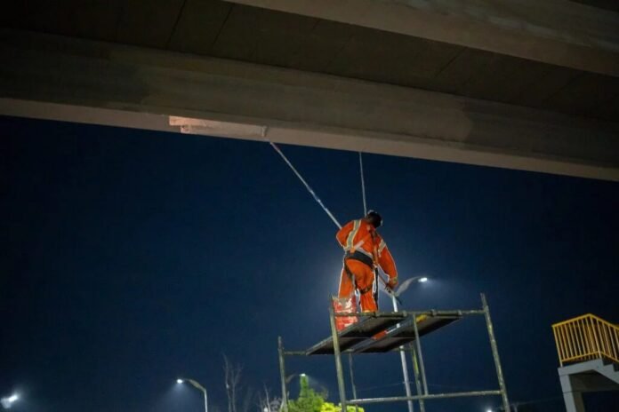 Prefeitura de Manaus avança na revitalização da passarela da avenida Max Teixeira
