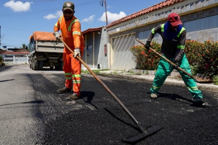 Prefeitura de Manaus aplica 125 toneladas de asfalto no bairro Cidade de Deus em operação tapa-buracos
