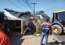 Prefeitura de Manaus demoliu cinco estruturas irregulares em calçada no Lago Azul