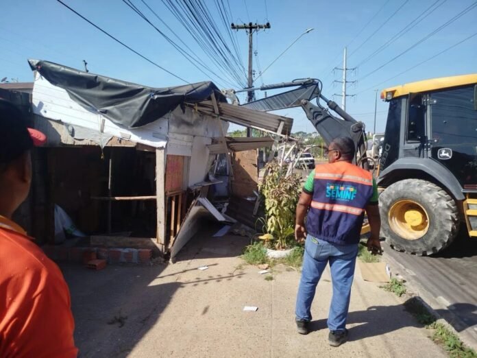 Prefeitura de Manaus demoliu cinco estruturas irregulares em calçada no Lago Azul