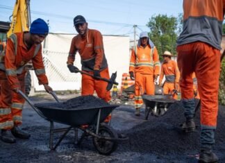 Prefeitura de Manaus melhora mobilidade com asfalto novo na rua Canário do Campo, Cidade de Deus