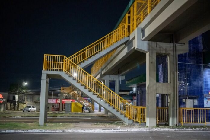 Prefeitura de Manaus revitaliza passarela da avenida Max Teixeira e amplia modernização viária