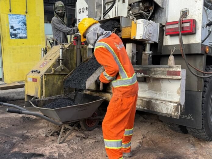 Prefeitura de Manaus usa tecnologia para reforçar operação Tapa-Buraco no bairro Redenção