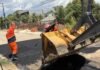 Prefeitura de Manaus revitaliza rua no Santa Etelvina com 40 toneladas de asfalto novo