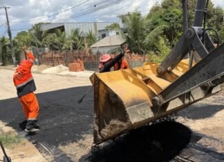 Prefeitura de Manaus revitaliza rua no Santa Etelvina com 40 toneladas de asfalto novo