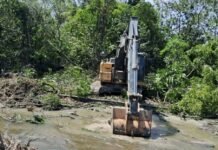Prefeitura de Manaus retira 900m³ de lixo de igarapé no Tarumã-Açu em obra de dragagem