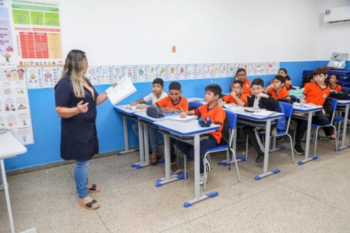 Prefeitura de Manaus e UEA oferecem mestrado para professores e pedagogos da rede municipal