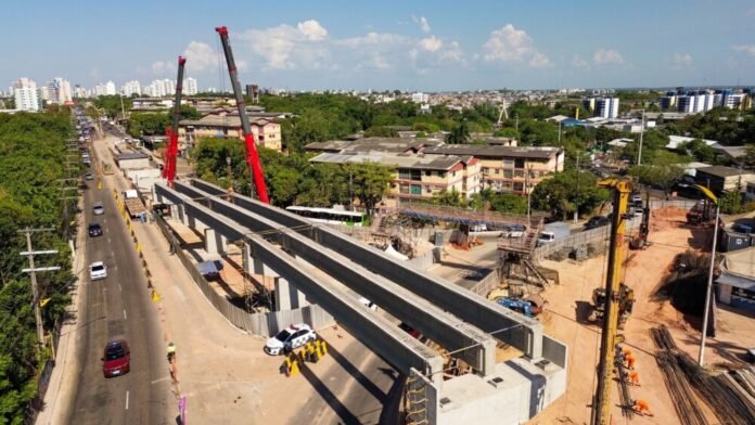 Prefeitura de Manaus avança com içamento de vigas no Complexo Viário Passarão