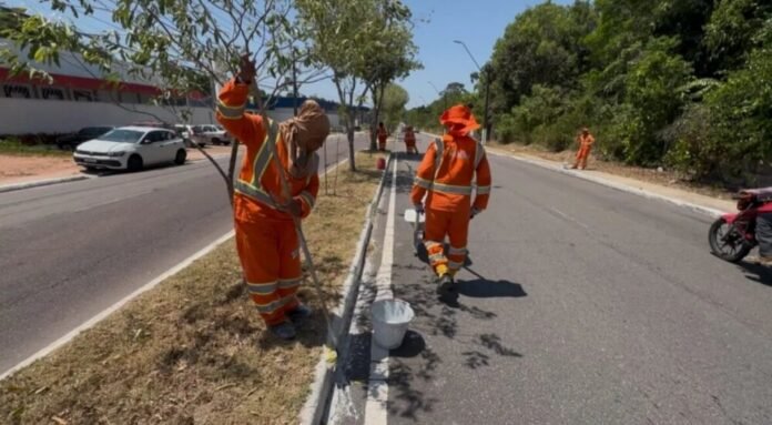 Prefeitura de Manaus intensifica pintura de meio-fio e sarjetas durante o verão