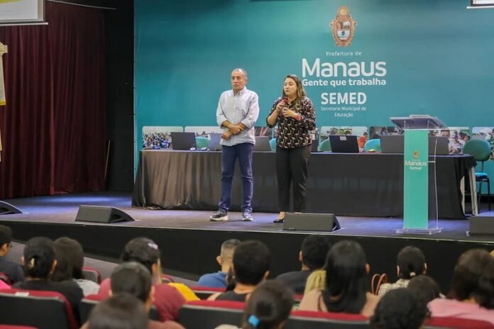 Prefeitura de Manaus capacita 245 estagiários de pedagogia para atuação na alfabetização