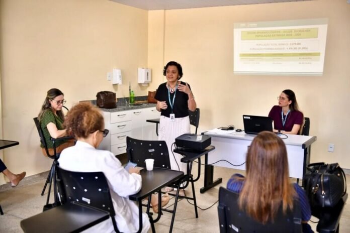 Prefeitura de Manaus capacita 200 profissionais para rastreamento de câncer de colo de útero e mama