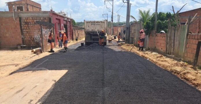 Prefeitura de Manaus leva asfalto pela primeira vez à travessa Praia Pedroso, no Tarumã