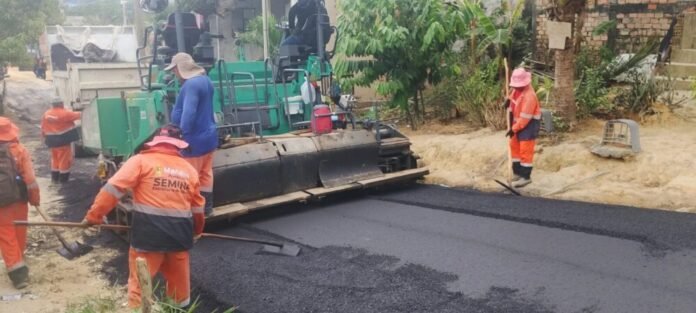 Prefeitura de Manaus pavimenta rua Anzol no Tarumã, eliminando o barro e melhorando a mobilidade