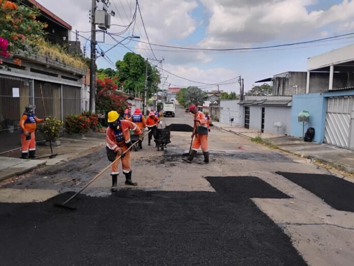 Prefeitura de Manaus intensifica operação tapa-buracos no bairro Planalto
