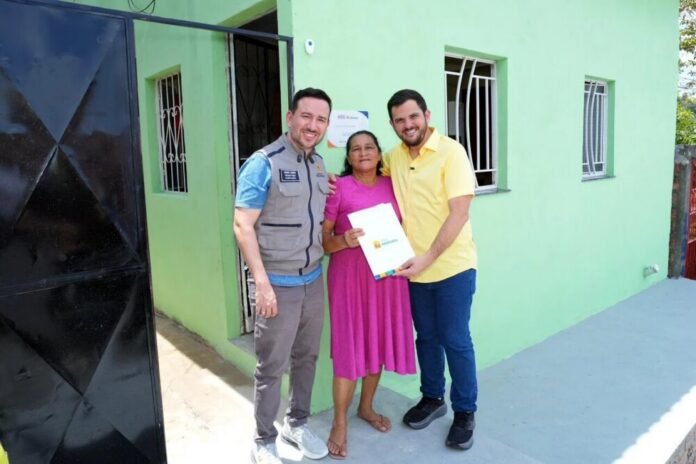 Prefeito Renato Junior entrega moradias reformadas pelo ‘Casa Manauara’ e anuncia expansão do programa em Manaus