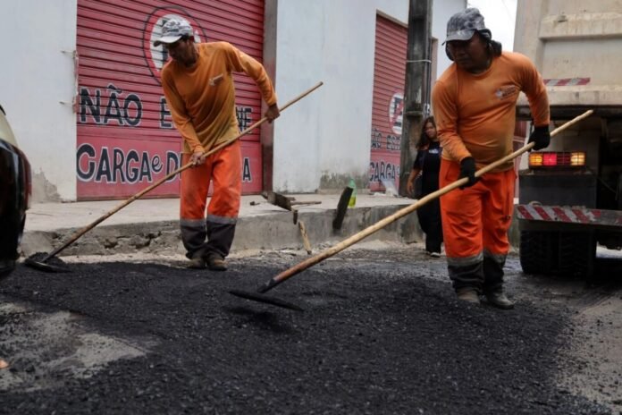 Prefeitura de Manaus avança com recuperação asfáltica na rua Aluísio Brasil, bairro Petrópolis