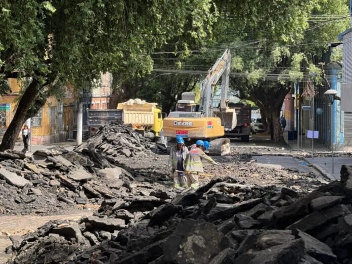 Obras da Rua Gastronômica em Manaus avançam com retirada de asfalto na Ferreira Pena
