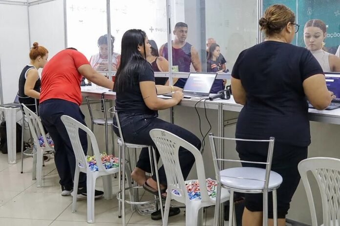 Público do #SouManaus Passo a Paço 2026 retira pulseiras de acesso em Manaus