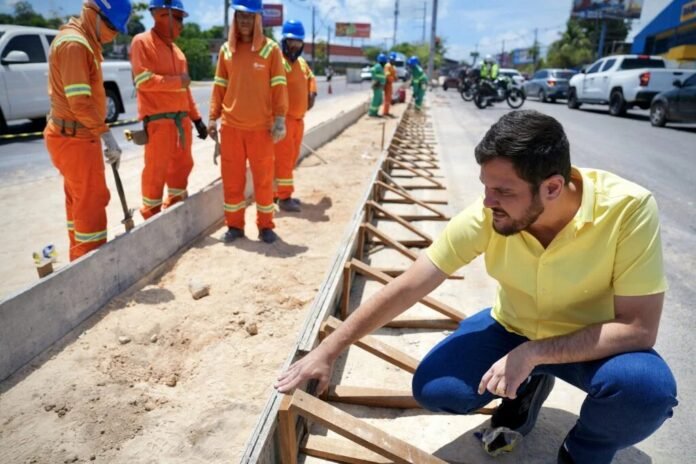 Prefeito Renato Junior vistoria obras em canteiros centrais da zona Norte de Manaus