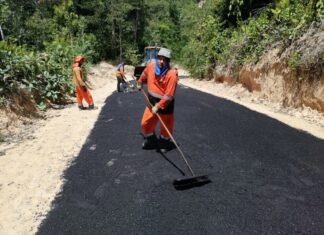 Prefeitura de Manaus pavimenta ladeira no ramal União com 80 toneladas de asfalto