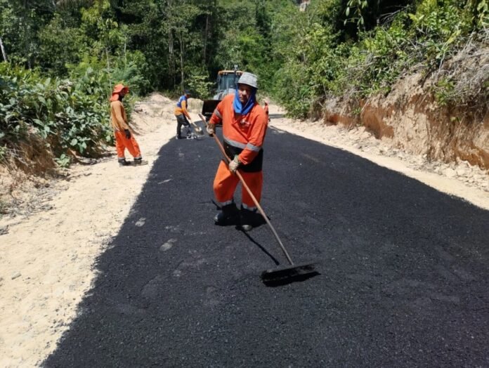 Prefeitura de Manaus pavimenta ladeira no ramal União com 80 toneladas de asfalto