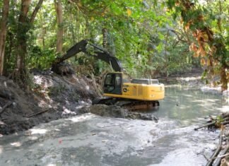 Prefeitura de Manaus realiza dragagem em igarapé do conjunto Petros no bairro Coroado