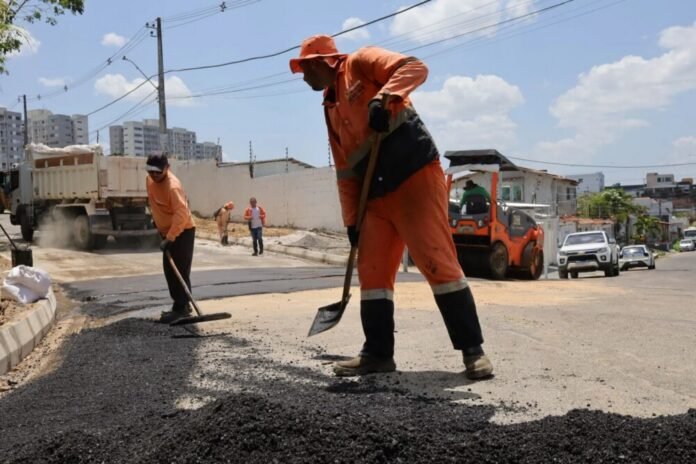 Prefeitura de Manaus recapeia rua Mikito no Parque 10 de Novembro, melhorando segurança e mobilidade
