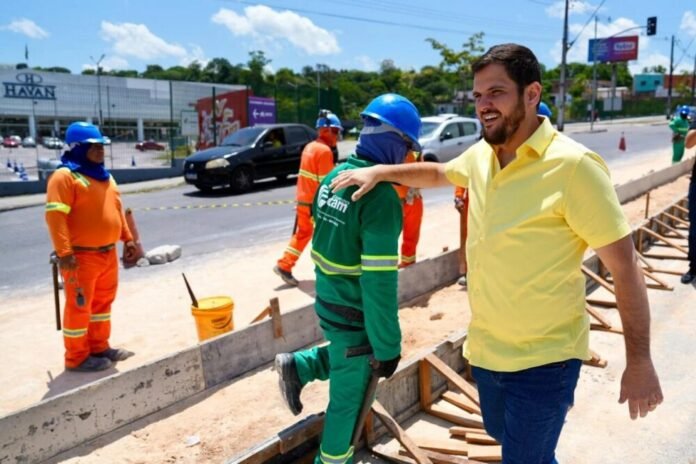 Prefeito Renato Junior vistoria obra de revitalização do canteiro central da avenida Margarita