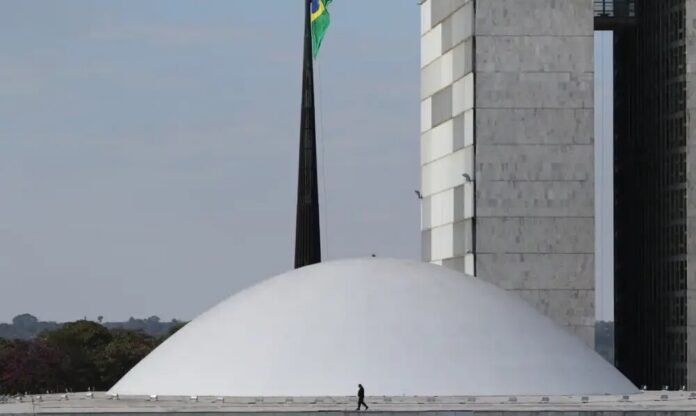 Oposição adia votação da PEC que acaba com escala 6x1 no Senado