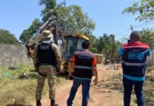 Prefeitura de Manaus remove estruturas irregulares e libera área pública no Tarumã