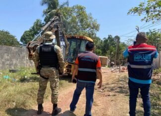 Prefeitura de Manaus remove estruturas irregulares e libera área pública no Tarumã
