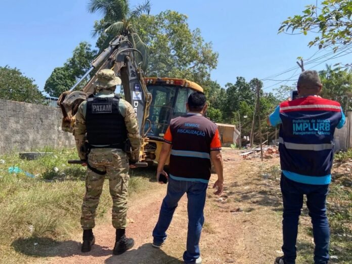 Prefeitura de Manaus remove estruturas irregulares e libera área pública no Tarumã