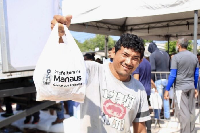 Prefeitura de Manaus distribui 35 mil peixes nas zonas Norte e Oeste pelo programa ‘Jaraqui da Gente’