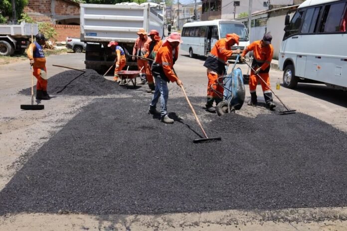 Prefeitura de Manaus recupera asfalto na rua Francisco Giraldes e melhora tráfego no Coroado