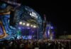 MC Hariel encerra o palco Alfândega no #SouManaus Passo a Paço 2026 com multidão cantando seus sucessos
