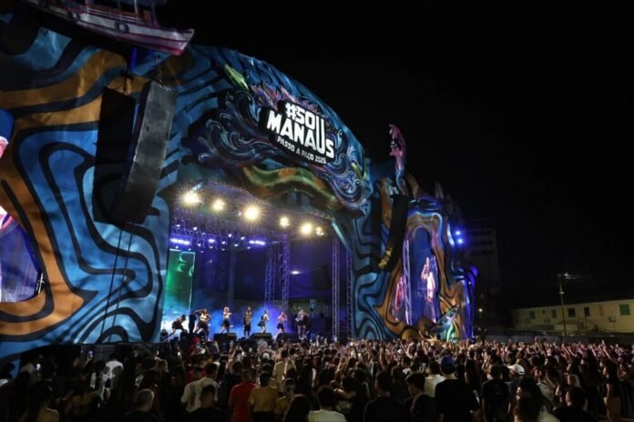 MC Hariel encerra o palco Alfândega no #SouManaus Passo a Paço 2026 com multidão cantando seus sucessos