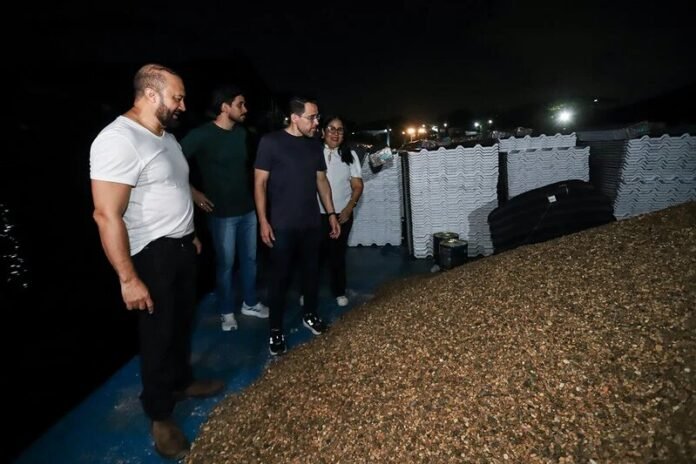 Prefeitura de Manaus envia 330 toneladas de material para substituir escolas de madeira na zona ribeirinha