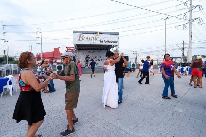 Bolerão da Saudade da Prefeitura de Manaus anima idosos da zona Leste com música e dança
