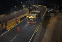 Prefeitura de Manaus avança com sinalização da alça superior do viaduto ‘Passarão’ durante a madrugada
