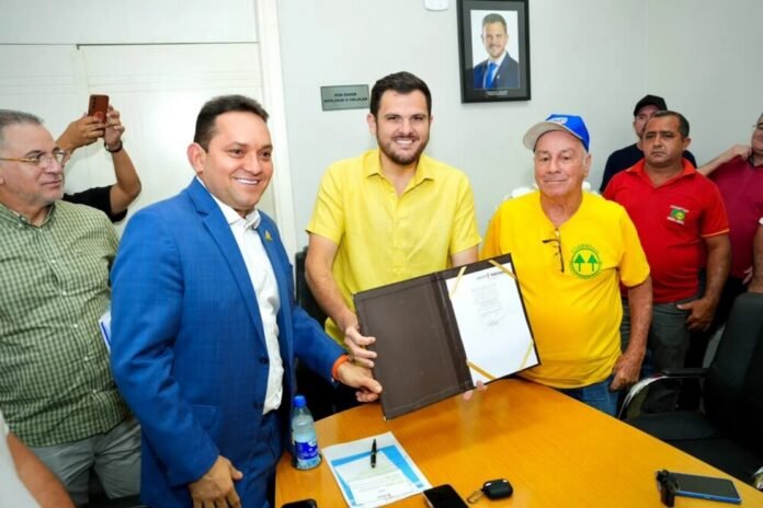 Prefeito Renato Junior sanciona lei de subsídio para transporte complementar de Manaus após 25 anos