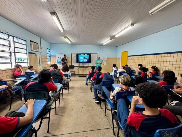 Procon Manaus nas Escolas: alunos da zona Norte aprendem sobre direitos do consumidor