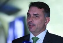 Flávio Bolsonaro viajou em jatinho ligado a investigado em esquema do Banco Master, diz revista