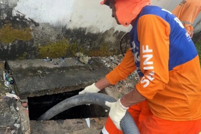 Prefeitura de Manaus desobstrui caixas coletoras e melhora escoamento de água no Coroado