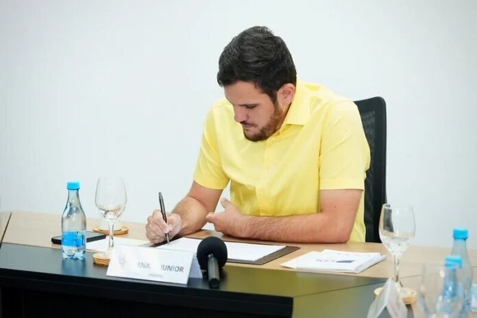 Prefeito Renato Junior concede progressões salariais a mais de 7 mil servidores de Educação, Saúde e Finanças em Manaus