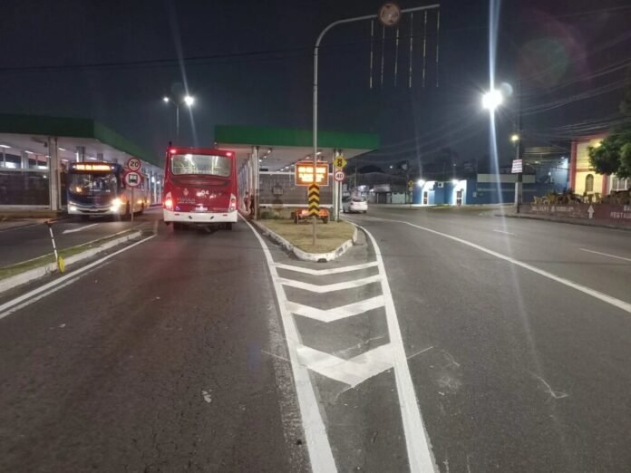 Prefeitura de Manaus revitaliza sinalização em áreas escolares, cruzamentos e acessos ao transporte coletivo