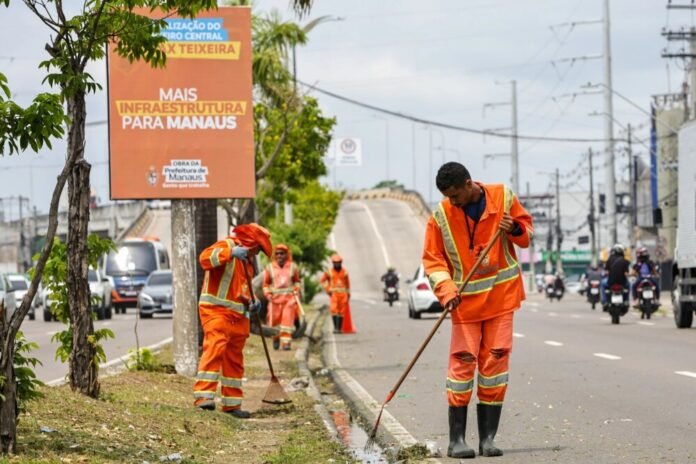 Prefeitura de Manaus intensifica limpeza na avenida Max Teixeira com mais de 60 trabalhadores