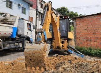 Prefeitura de Manaus recupera tubulação danificada por lixo irregular no Cidade de Deus