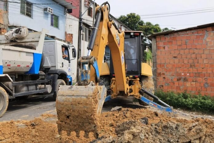 Prefeitura de Manaus recupera tubulação danificada por lixo irregular no Cidade de Deus